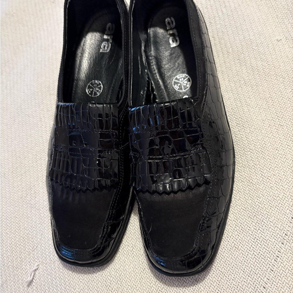 Ara Women's Black Croc-Embossed Loafers